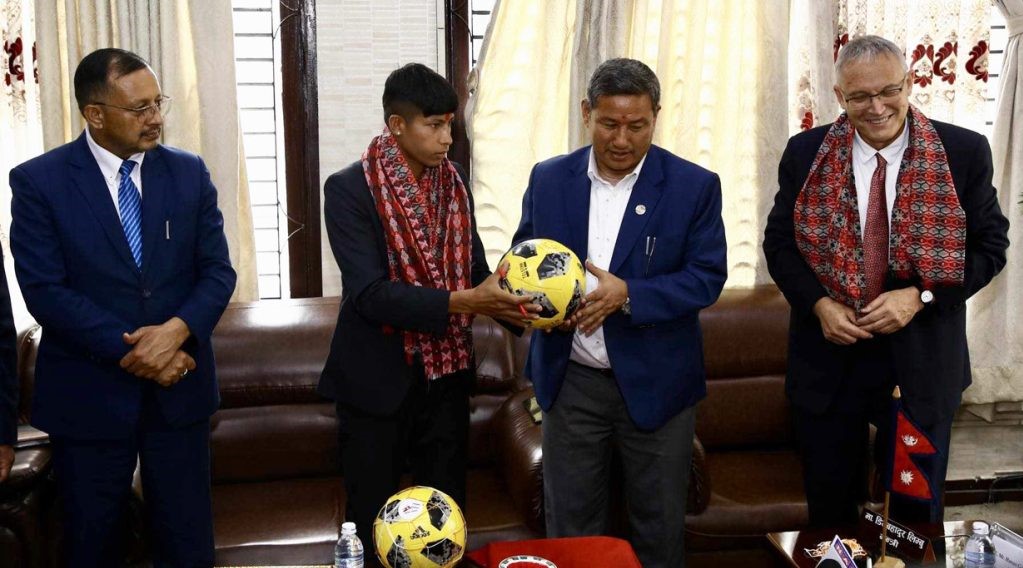 व्यावसायिक फुटबल खेल्न इजरायल जान लागेकी सावित्राको बिदाइ