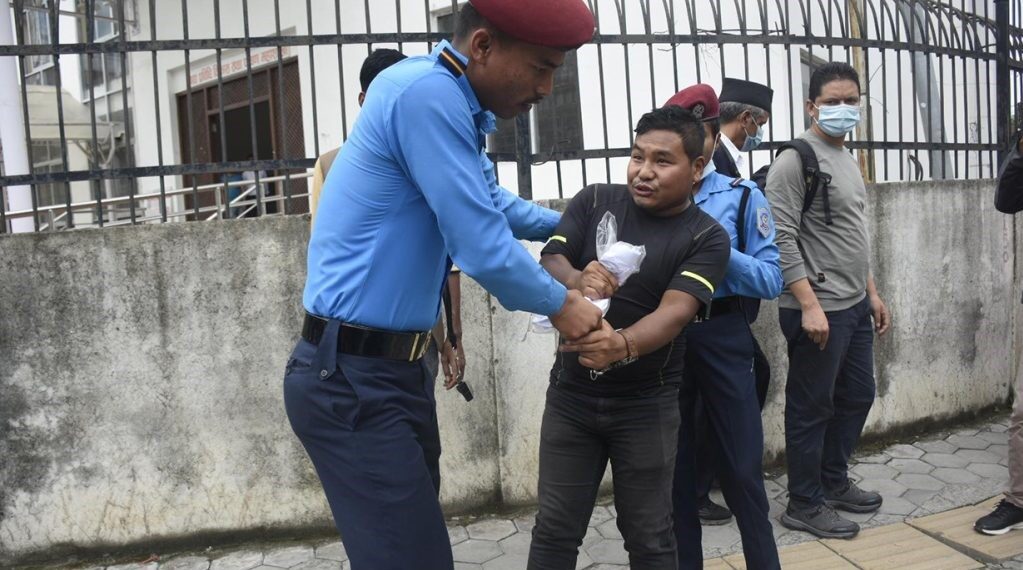 संघीय शिक्षा ऐन जारी गर्न माग गर्दै सिंहदरबार दक्षिण गेटमा प्रदर्शन गर्नेहरु पक्राउ