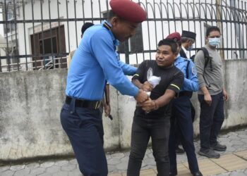 संघीय शिक्षा ऐन जारी गर्न माग गर्दै सिंहदरबार दक्षिण गेटमा प्रदर्शन गर्नेहरु पक्राउ