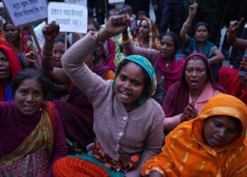 धर्ना त्याग्नु भन्ने गृह सचिवलाई मिटर ब्याज पीडितले भने : प्रधानमन्त्रीसँग भेटाउनुहोस्