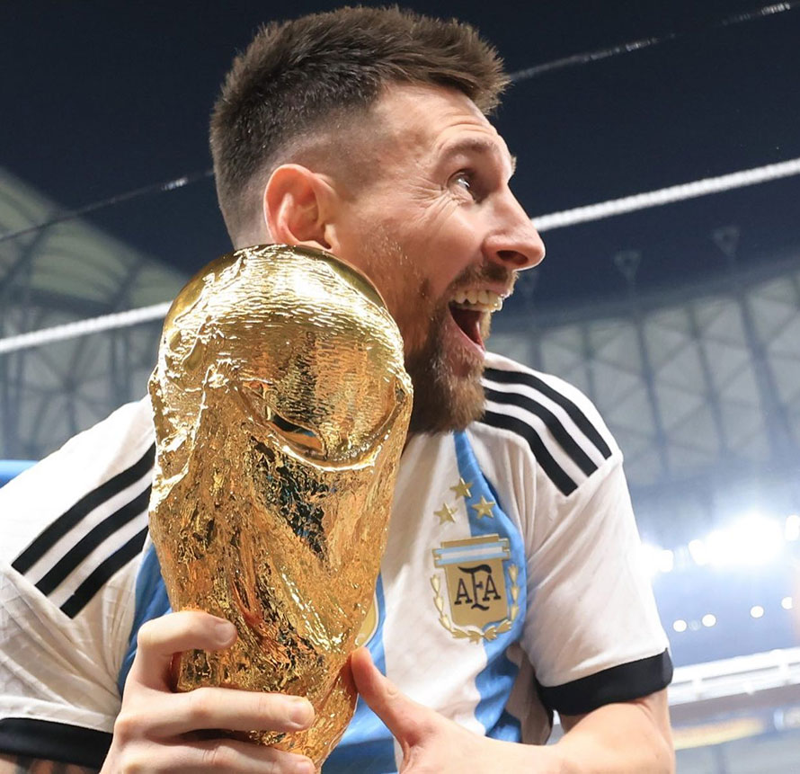 Leonal_messi-World-Cup_trophy