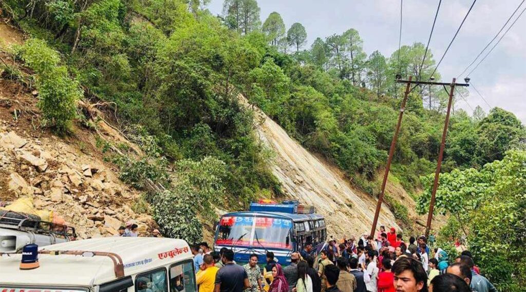 गुडिरहेको बसमा करेन्ट लाग्दा सल्यानमा २ जनाको मृत्यु