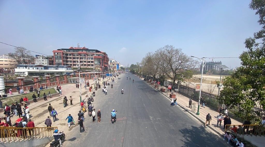 गणतन्त्रवादी र राजावादीको प्रदर्शन स्थलका सडकमा यातायात निषेध