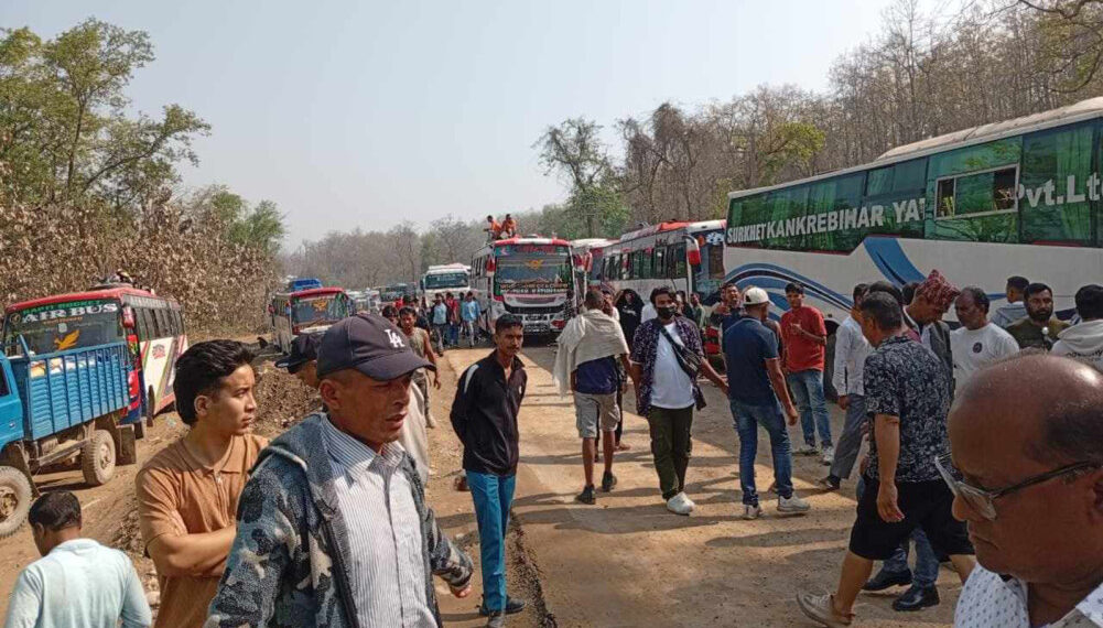 दाउन्ने सडक १६ घण्टादेखि अवरुद्ध, हजारौं यात्रु अलपत्र