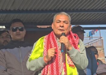 बालेनलाई दुर्गा प्रसाईंको चुनौती– सुकुमवासी बस्ती घिनलाग्दो छ भने राम्रो घर बनाइदिनुस्