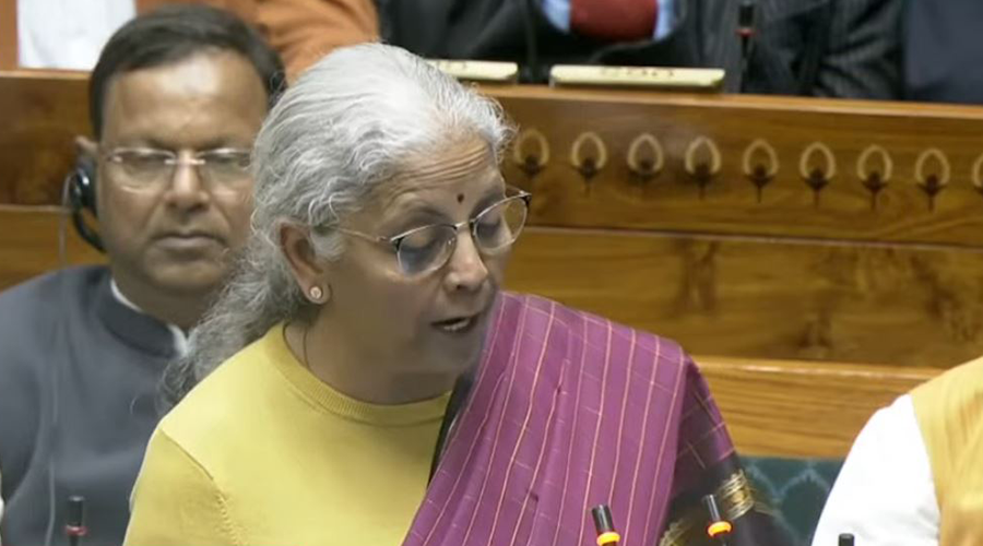 भारतमा बजेट प्रस्तुत गर्दै सीतारमण : पूर्वाधार र प्रविधिमा भारी लगानी, १२२ खर्ब पूँजीगत खर्च