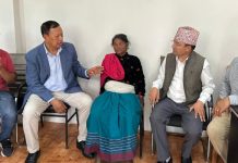 गणेश नेपालीको परिवारलाई मोहन बस्नेतले गरे एक लाख सहयोग, लिए छोरीलाई पढाउने जिम्मा
