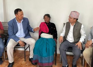 गणेश नेपालीको परिवारलाई मोहन बस्नेतले गरे एक लाख सहयोग, लिए छोरीलाई पढाउने जिम्मा