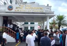 अस्थायी र करारका कर्मचारीद्वारा अर्थ मन्त्रालयमा धर्ना
