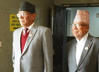 एमालेसँगको सहमतिप्रति असन्तुष्ट माधव नेपाल भेट्न निवासमै पुगे प्रचण्ड