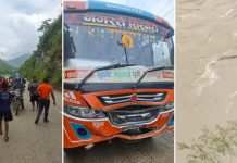 सुनकोशी नदीमा कार खस्यो