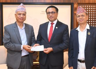 बाढी प्रभावितलाई बुटवलका व्यवसायी पौडेलद्वारा २५ लाख सहयोग